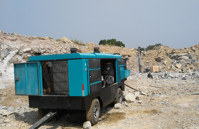 Compresor TORKEN TKY alimentando perforadora DTH en obra de pozo de agua