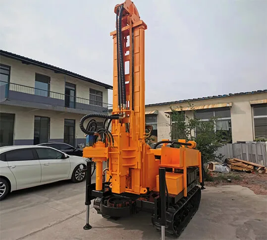 Perforadora TORKEN KT150R vista lateral con chasis de orugas de goma