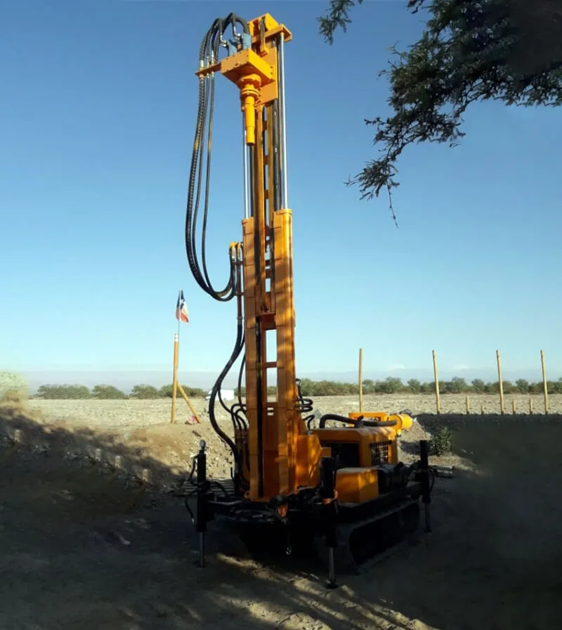 Perforadora TORKEN KT150R operando en pozo de agua en zona rural