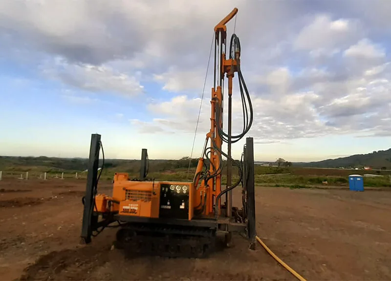Equipo TORKEN KT150R con compresor TKY trabajando en obra de perforación