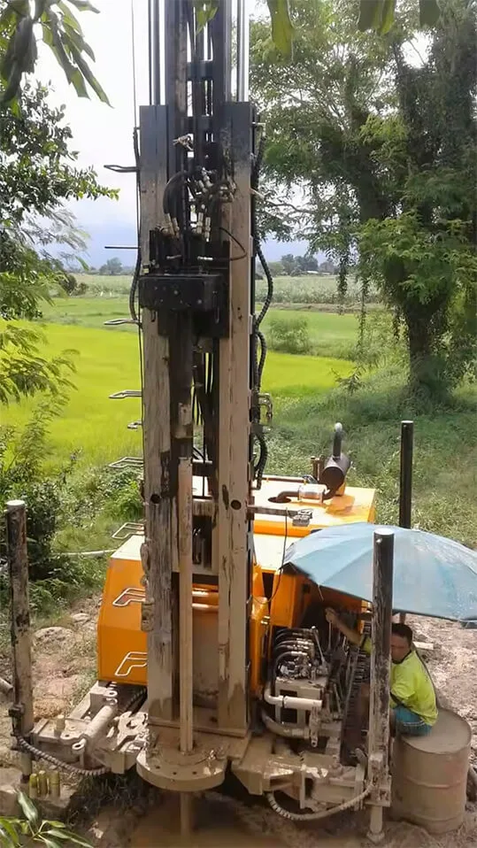 Perforadora TORKEN TK180 perforando pozo de agua en terreno rural