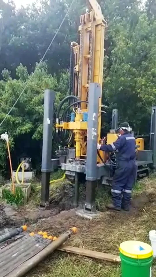 Perforadora TORKEN TK180 perforando con martillo DTH en formación arenosa