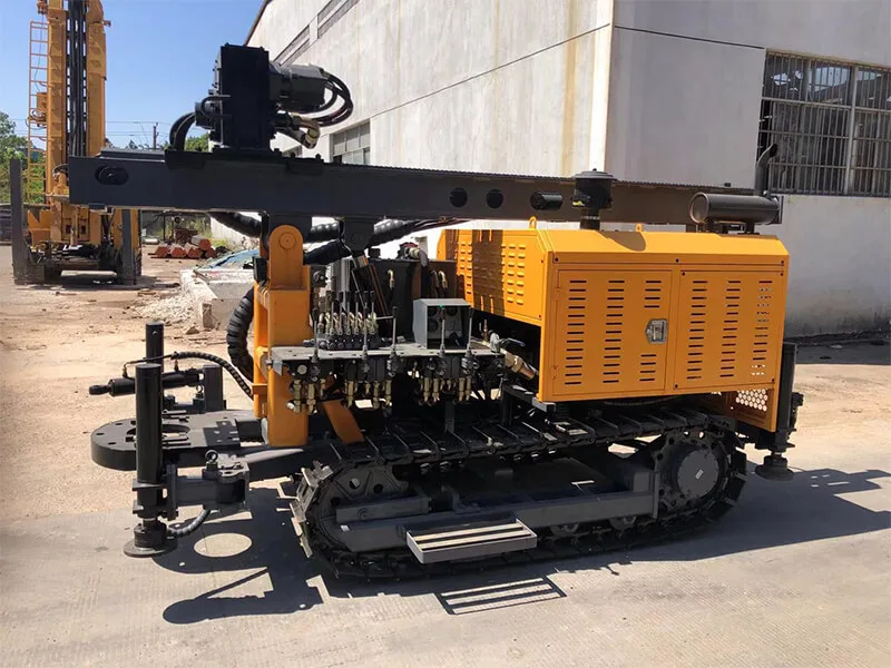 Perforadora TORKEN TK180 montada sobre orugas accediendo a obra