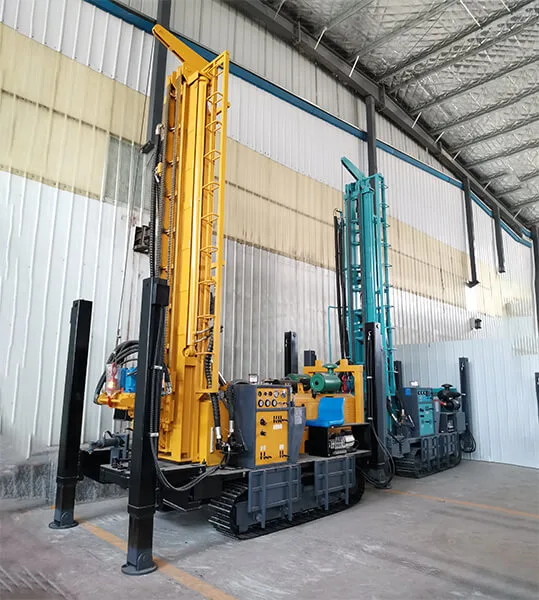Perforadora TORKEN TK350 perforando pozo de agua profundo en terreno abierto